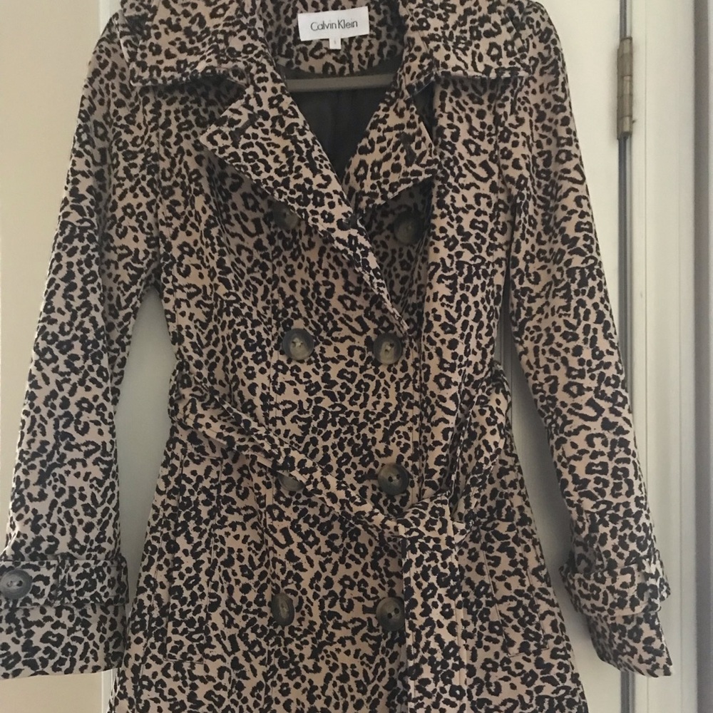 Beautiful Calvin Klein raincoat, fully lined. Never worn!